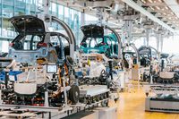 ドレスデンの工場を流れる「ID.3」。VWの発表をもとに計算を立てると、2030年までにグローバルの自動車販売台数は、今日の1.6倍に膨れ上がることになる。