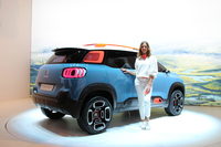 「シトロエンC-エアクロス」のリアビュー。