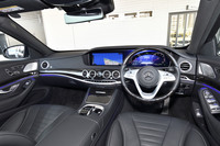 「AMGライン」オプションを選択すると、スロットルおよびブレーキペダルがステンレスになるほか、ブラックハイグロスポプラウッドのインテリアトリム、ヘッドアップディスプレイ、本革巻きウッドステアリングが装着される。