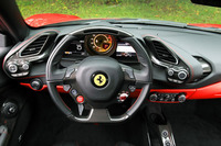 マネッティーノは従来どおりステアリングホイールの右下に備わる。左下の赤いボタンはエンジンスタート&ストップ用。