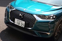 「彫刻が、動き出す」と説明されるエクステリア。ボンネットやサイドパネルにプレスラインをふんだんに用いることで、全体にゴツゴツとしたつくりとなっている。