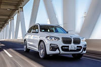 プラットフォームは従来同様にFRベース。50:50の理想的な重量配分を実現している。サスペンションに軽量なアルミ製パーツを使用し、バネ下重量を軽減したほか、先代比で55kgの軽量化にも成功している。