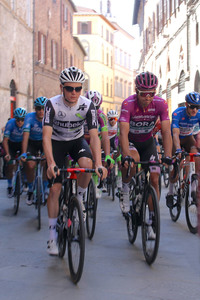 左は南アフリカのチーム「クべカ・アソス」のマウロ・シュミット選手(スイス)。ひとつ前の第11ステージでトップとなった。