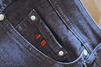 コインポケットにはトラマロッサの他の商品同様、顧客のイニシャルを入れることができる。リベットの一部には、トラマロッサの創業年である1967の数字が刻印されている。