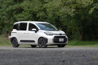 従来型からデザインが一新されたエクステリア。ボディーカラーにもビビッドな色はなく、全体的に落ち着いたイメージとなった。