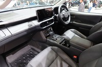 インテリアも直線基調のモダンなデザインに。メーターも液晶式に変わっている。