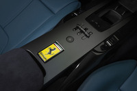 「ローマ」に比べすっきりとしたデザインのセンターコンソール。MT車のシフトゲートを思わせるシフトセレクターは継承されている。