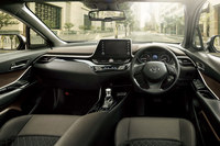 「オーキッドブラウン」の内装色が採用された「G」のインストゥルメントパネルまわり。