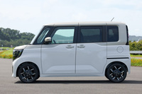 新型「ルークス」のボディーサイズは全長×全幅×全高=3395×1475×1785mm、ホイールベースは2495mm。先代モデルよりもフロントガラスの傾斜が垂直方向に近く、立ち気味にデザインされている。