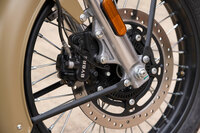 見た目はクラシックだが、中身にはしっかり現代の技術を採用。例えばブレーキは前後ディスク式で、デュアルチャンネルABSも標準装備される。