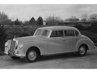 「メルセデス・ベンツ300」
戦前モデル「770」の後継車として1951年にフランクフルトモーターショーで公開されたフラッグシップモデル。高級乗用車として高く評価され、Sクラスの源流とも言われている。