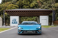 デザインはランボルギーニ社内のチェントロ・スティーレが担当。薄いヘッドランプが知的な印象をもたらしている。