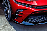 こうしたバンパーの凸部や張り出しは、安全要件に密接に関わるものが多い。人と当たってしまった際、これで人を上にすくい上げてボンネットで受け止めたり、衝撃を抑えたりするのだ。