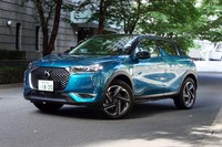 ボディーサイドに中央が下がったプレスラインを入れることで、前後のフェンダーが立派に見えるようになっている。