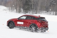 テストコースを駆け抜ける「CX-3」ベースの試乗車。トランスファーより後ろのメカニズムは、新型「マツダ3」のものが丸ごと搭載されている。