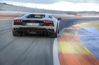 リカルド・トルモ・サーキットを行く。コルサモードでは、前後輪の駆動力配分は20:80となる。