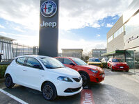 「ランチア・イプシロン」の現行型が「フィアット600e」とともに並ぶ。シエナのステランティス系販売店「ウーゴ・スコッティ」で2023年12月撮影。