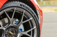 サイドウォールのほぼ全周に「フルリングプレミアムタッチ」を採用。光の反射を抑えてマットブラックに見えるようにすることで黒さを強調している。