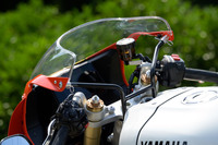 カウルの上端部とフレームをつなぐステーは丸パイプで製作。アッパーカウル上部に見られる、「TZR250R」(1991年)を思い出させるナット構造や、カウルを固定するベーターピンが泣かせる。