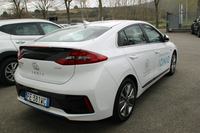 「アイオニック ハイブリッド」の燃費は欧州複合モードで1リッターあたり25.6kmと、「プリウス」より劣る。