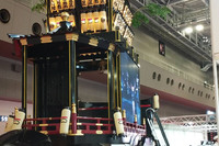 「ツナグルマ」の正面には、おはやし隊が演奏を行うブースも設けられている。