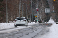 205/55R16サイズの「ブリザックWZ-1」が装着された「トヨタ・カローラ ツーリング」の走行シーン。アイスバーンから圧雪へと路面状況が変わっても、安心してステアリングを握ることができた。