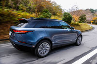 電子制御エアサスペンションシステム搭載モデルでは、速度や路面状況に合わせて自動的に車高調整を行う。