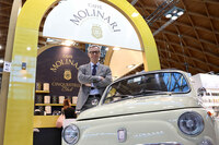 フィアットの“ヌオーヴァ500”をアイキャッチに据えていたのは、モデナのコーヒー豆ブランド、モリナーリ。1800年の創業で、かつては旧イタリア王室御用達であった。写真のジュゼッペ・モリナーリ氏は6代目当主。