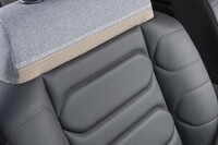 表皮はハーフレザータイプ。肩まわりにはベージュのアクセントカラーと、シェブロンを並べたような白いステッチがあしらわれる。