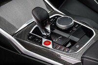 トランスミッションは6段MTのほかに8段AT(写真)も選べる。パーキングブレーキスイッチやインフォテインメントシステムの操作デバイスなど、シフトノブ周辺のレイアウトは両仕様で若干異なる。