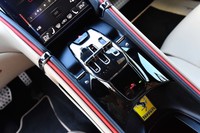 MT車のシフトゲートを思わせるデザインの電気式シフトセレクター。操作時にはゲート部にランプがともる。その下方に収まっているのはキーフォブ。