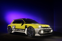 2025年3月にフランス本国で発表されたルノーのハイパフォーマンス電動スポーツモデル「5ターボ3E」。ルノーは、1980年代にラリーで活躍した小型ミドシップモデルの「ルノー5ターボ」と、その後継たる「ルノー5ターボ2」が「100%電気自動車として現代に復活した」と紹介している。