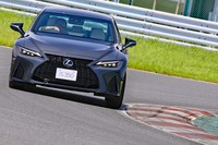 グリルに加えてヘッドランプのデザインも変更。メインランプよりも下方にあったL字型のクリアランスランプは、最新型ではランプ上方に配されている。