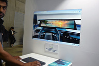 ヴァレオの「SDVエコシステム」のデモンストレーション。生成AIに文字ベースでリクエストして生成した海辺の画像を、メインのディスプレイに反映するというものだ。