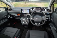 インテリアのデザインは従来モデルと同じ。機能面では、パワースライドドアに予約ロック機能が追加されている。