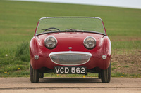 1958年に登場した「オースチン・ヒーレー・スプライト」。つぶらな瞳(ヘッドランプ)とほほ笑んだような口(ラジエーターグリル)、全身に丸みを帯びたプロポーションなどが特徴だった。英国では「フロッグアイ」、米国では「バグアイ」、日本では「カニ目」との別名で呼ばれ親しまれた。