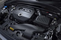 フロントに積まれる1.5リッター直3ターボエンジンは最高出力136PSを発生。後輪を駆動するモーターと合わせてシステム全体で224PSを生み出す。