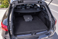 標準仕様車の荷室容量が620〜1680リッターであるのに対して、PHEVの「GLC63」では470〜1530リッターと少し狭い。床下にバッテリーを搭載するため、サブトランクの設定はない。充電用ケーブルは、写真のコンパクトな専用バッグに収められている。