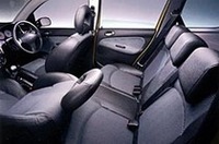 スポーツバージョン「S16」のインテリア。シートは座面とバックレストがファブリックとスウェード、ヘッドレストとサイドサポートには、レザーがあしらわれた豪華仕様だ。メーターパネルはマットシルバー調を採用し、スポーティな演出がなされた