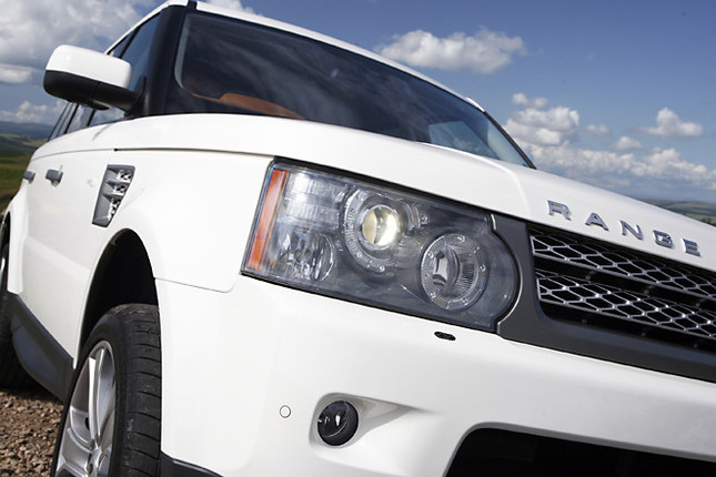 【スペック】5.0 V8スーパーチャージド:全長×全幅×全高=4795×1930×1810mm/ホイールベース=2745mm/車重=2580kg/駆動方式=4WD/5リッターV8DOHC32バルブスーパーチャージャー(510ps/6000-6500rpm、63.7kgm/2500-5500rpm)/価格=1104.0万円