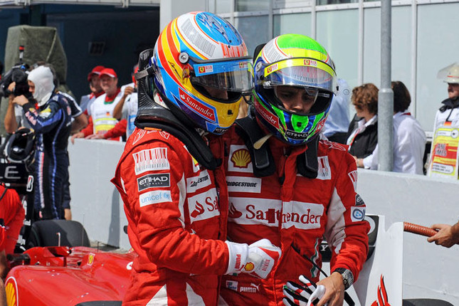 復活の狼煙をあげたフェラーリは、開幕戦以来の1-2フィニッシュを達成。しかし今季2勝目を飾ったフェルナンド・アロンソ(左)、2位に終わったフェリッペ・マッサ(右)とも晴れやかな表情をみせず。事実上トップのマッサに優勝を諦めるよう働きかけたフェラーリに非難が集まった。(写真=Ferrari)