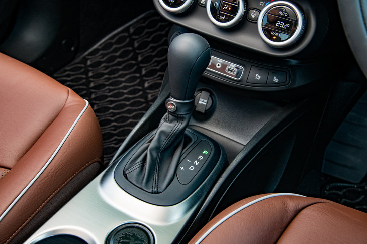 トランスミッションは乾式の6段DCT。「500Xクロス」ではシフトパドルによる手動変速も可能となっている。