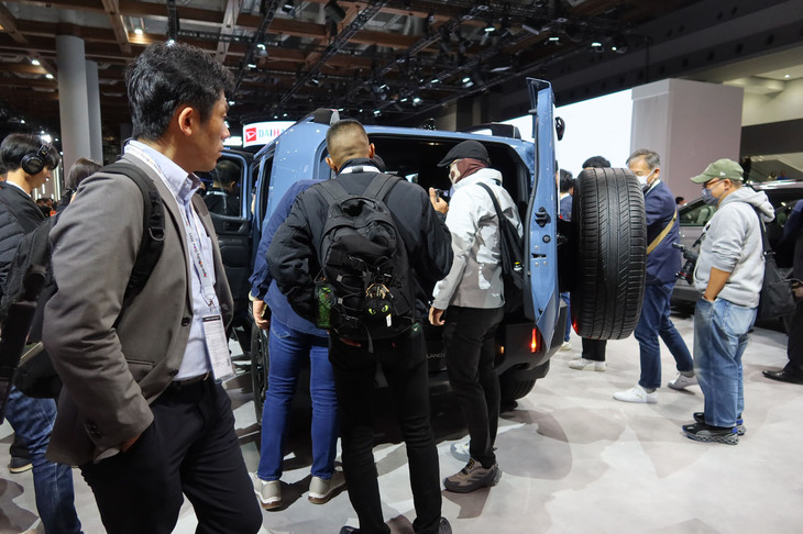 皆さん入念にチェックしており、なかなか車内に乗り込むチャンスはやってこない。