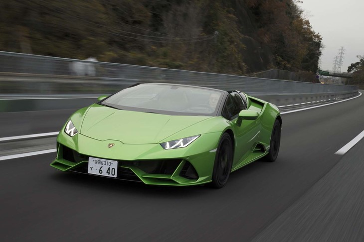 「ウラカンEVOスパイダー」の0-100km/h加速タイムは3.1秒。最高速は325km/hと公表される。
