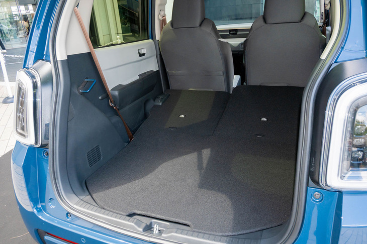 もちろん後席の背もたれを前に倒してフラットな空間にできる。