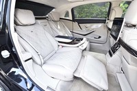 リアシートは最大で43.5度までリクライニングが可能。左右それぞれの席に、独立したエンターテインメント用ディスプレイが備わる。