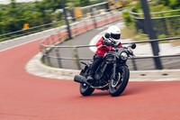 グレードはスタンダードモデルと上級仕様の「SE」の2種類。今回の試乗車は後者で、ビキニカウルやUSB Type-Cソケット、GPS対応の前後2カメラドライブレコーダーなどが標準で装備される。