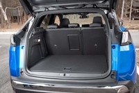 荷室の容量は520リッター。リアシート使用時の使い勝手はエンジン車と変わらない。