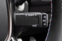 ステアリングコラムから生える、オーディオのコントローラー。一度だけ、オーディオの音量を操作できなくなって焦った。路肩で症状を調べたところ、ボタン操作が「メディアの音量」ではなく、なぜか「アシスタント音量」につながっている様子だった。ちなみに、この現象が起きたのは2泊3日で一度だけ。謎は深まるばかりである……。