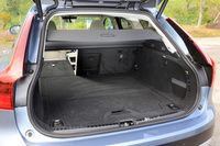 荷室の容量は5人乗車時で560リッター。40:20:40分割式の後席を倒すことで、1526リッターにまで拡大できる。